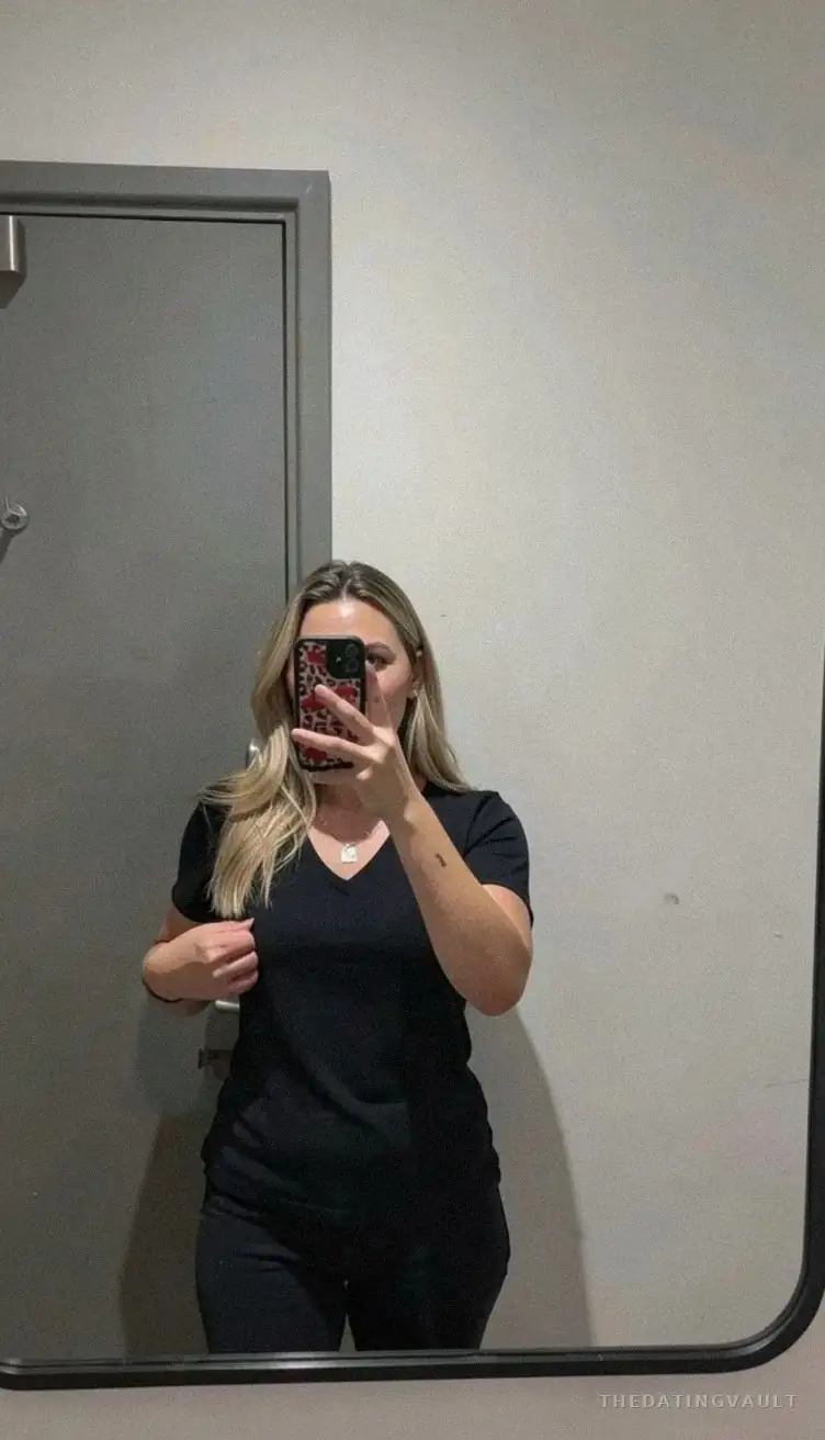 Holly (25) - Yallingup