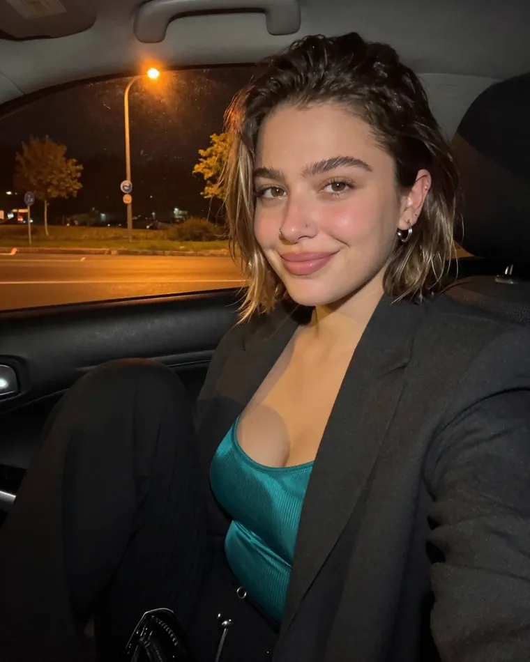 Michelle (25) - Point Cook